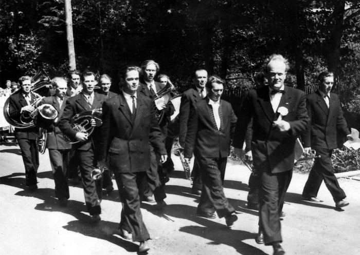 Foto. Kärdla Puhkpilliorkester 1960. aasta Hiiumaa laulupäeva rongkäigus