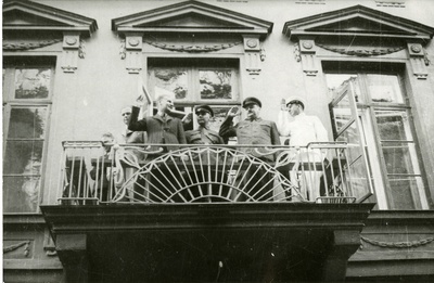 Miiting Tallinnas: Andrei Ždanov NSV Liidu saatkonna rõdul  similar photo