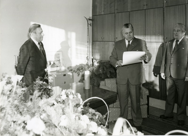 Jüri Suurhansu 60. sünnipäeva tähistamine EKP Kingissepa Rajoonikomitees. 1981.a.