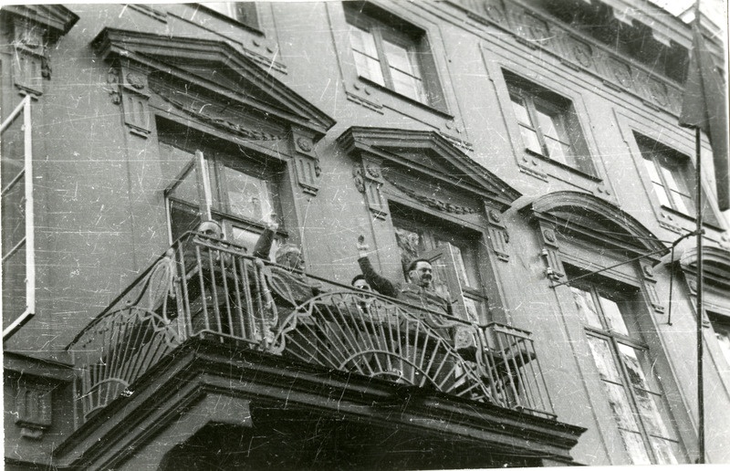 Demonstratsioon Tallinnas: Andrei Ždanov NSV Liidu saatkonna rõdul