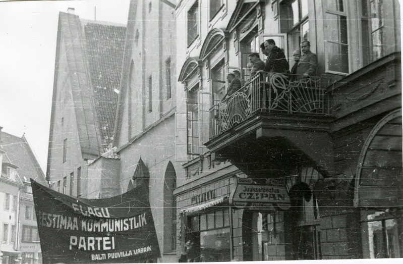 Demonstratsioon Tallinnas: Andrei Ždanov NSV Liidu saatkonna rõdul