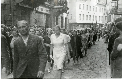 Demonstratsioon Tallinnas NSV Liidu saatkonnast möödumas  similar photo
