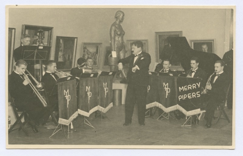 Tantsuorkester "Merry Pipers" mängib Kunstihoones kelnerite ballil. Keskel orkestrijuht.