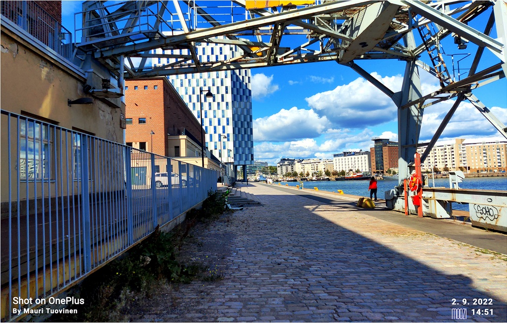 Jätkäsaarenlaituri, keskellä tavaravaunu. rephoto