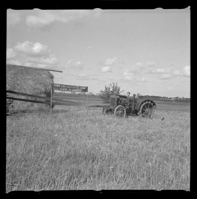 Viljapeksumasinat käitav traktor  similar photo