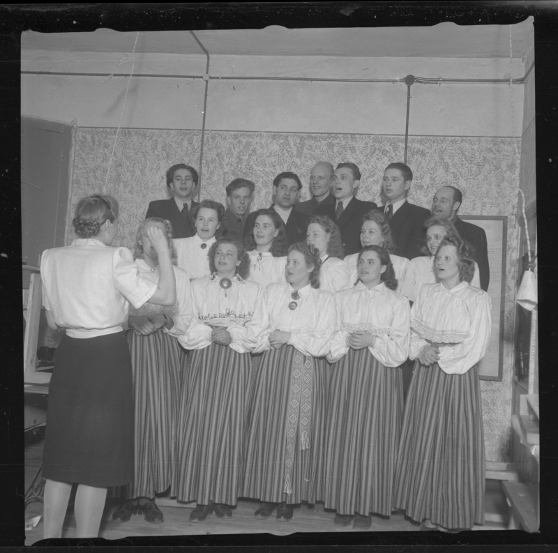 Tööstuskombinaadi "Koolivara" segakoor Koidula Uibi juhatusel valmistumas Tartu 1951. a. laulupäevaks