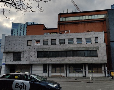 Ärihoone, laohoone ümberehitus Tallinnas, eestvaade. Arhitekt Andres Siim rephoto
