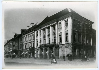 Tartu Suurturg 16,  Suurturg 14, Suurturg 12.  Ca 1900-1915.

(e. Tartu Raekoja plats 16, Raekoja plats 14,   Raekoja plats 12.)  similar photo