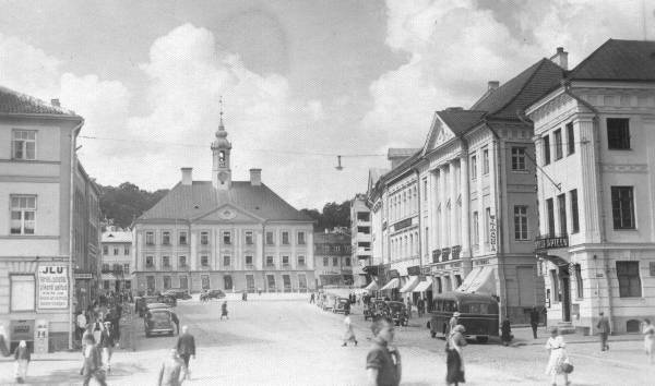 Tartu Raekoja plats. Raekoja pl 16 majal silt: Sinimandria. 1930-1940