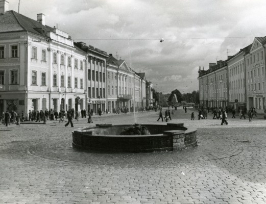 Tartu Raekoja plats, ees purskkaev. 1980. Foto Heldur Napp.