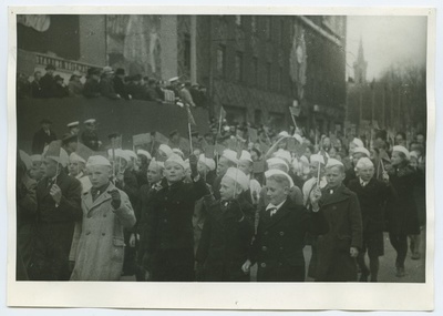 1. mai 1941, pioneerid töötajate demonstratsioonil Võidu väljakul.  duplicate photo