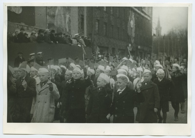 1. mai 1941, pioneerid töötajate demonstratsioonil Võidu väljakul.