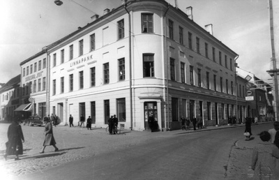 Raekoja plats 4 (sildiga: Söögisaal "Koit") , Raekoja plats 6 (sildiga: Linnapank). Rüütli t algus. Tartu, 1930-1940. Foto E. Kald.  similar photo