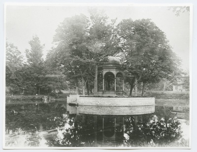 Paviljon Kadrioru Luigetiigi saarel, 19. sajandi lõpp.  duplicate photo