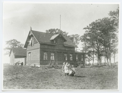 Kopli kalmistuvahi maja kalmistu peavärava vastas, 19. sajandi lõpp.  duplicate photo