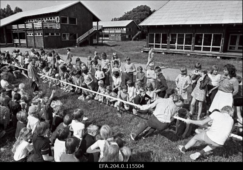 Rühmadevaheline spordivõistlus Pärlselja pioneerilaagris.