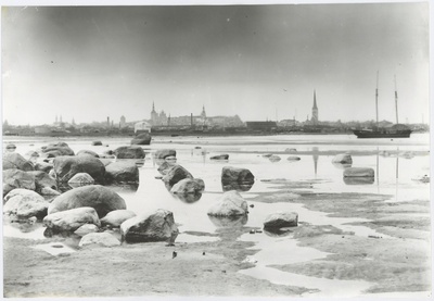 Vaade Tallinnale Kadrioru rannalt, paremal purjekas.  similar photo