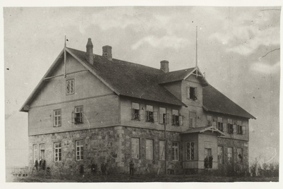 Triigi valla kõrgem 6-klassiline Kool, ehitatud 1905. aastal, hävis 1941. aastal sõja ajal - pildistatud 1921. aastal  duplicate photo