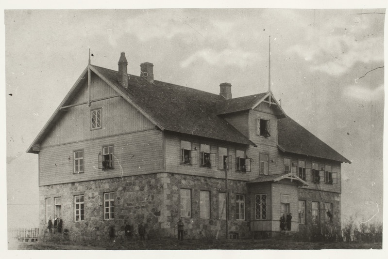Triigi valla kõrgem 6-klassiline Kool, ehitatud 1905. aastal, hävis 1941. aastal sõja ajal - pildistatud 1921. aastal