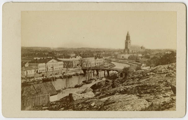 Vy från Samppalinna mot Aurabron och Domkyrkan i Åbo.