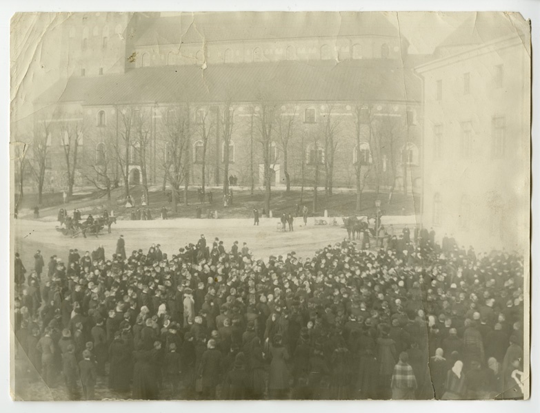 Folksamling vid Åbo domkyrka: "När den 1903 olagligen afsatta Hofrätten sidsta gången kom från Hofrätten hälsad af talrika folkmassan med tal och sång - bilden tagen då Vårt land afsjöngs".