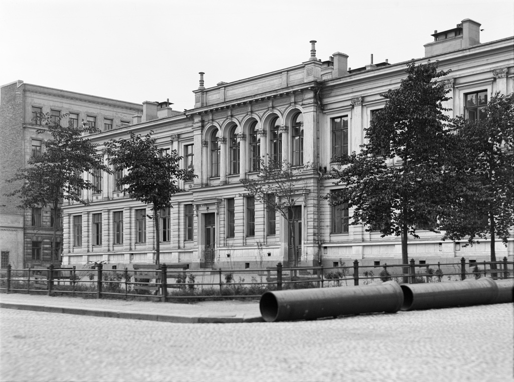 Ruotsinkielinen kansakoulu Annankadun ja Kansakoulukadun kulmassa.