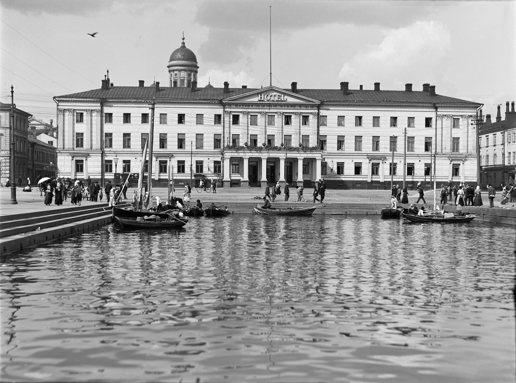 Hotelli Seurahuone, myöhempi Helsingin kaupungintalo, kuvattuna Kolera-altaan yli.