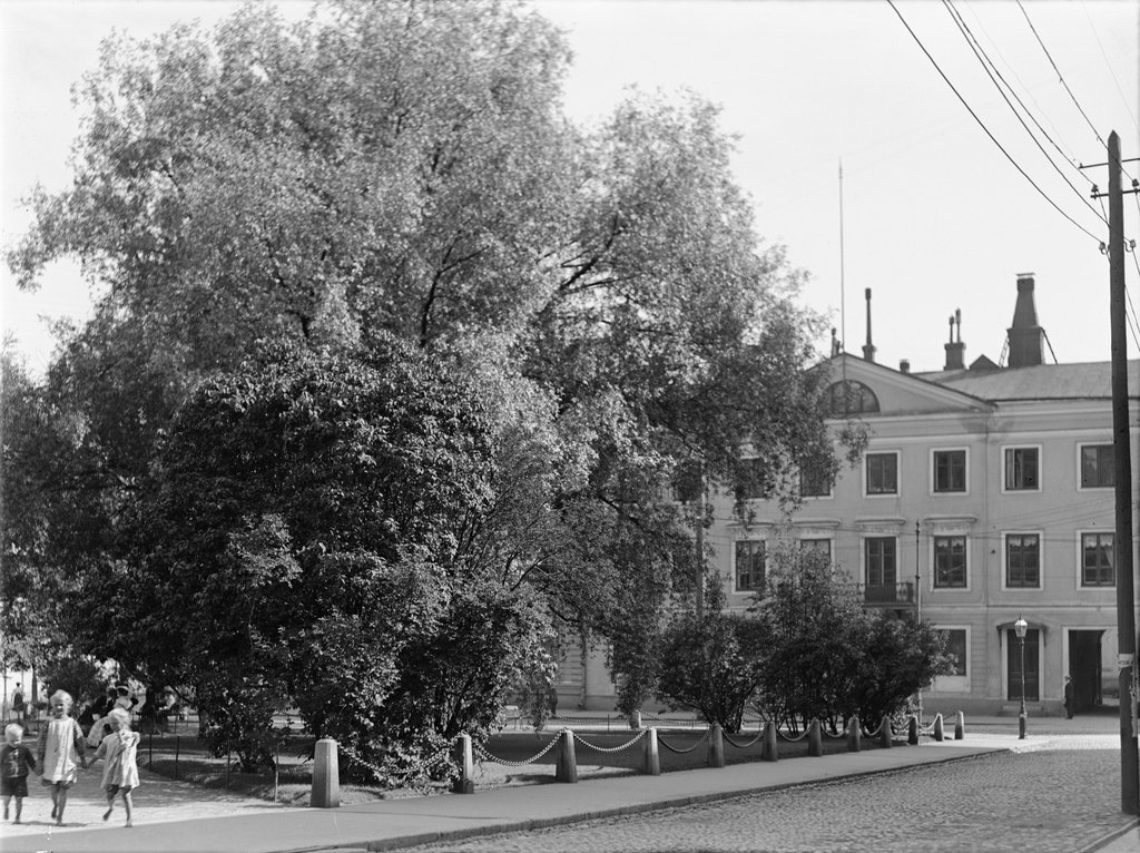 Ritarihuoneentarhanne, nykyinen Ritarihuoneenpuistikko, taustalla Aleksanterinkatu.