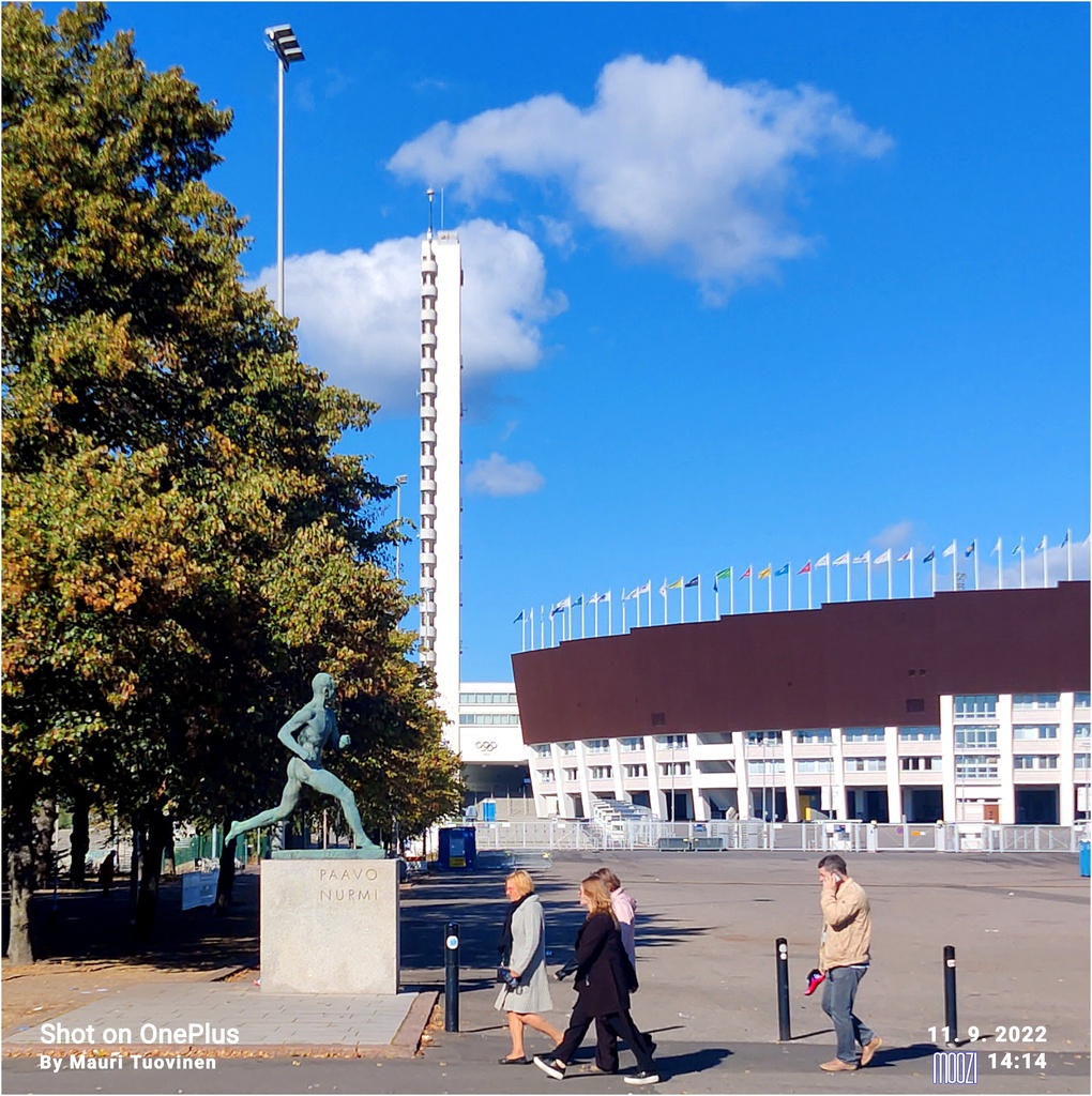 Paavo Nurmen patsas Stadionin etukentällä. Taustalla Olympiastadion (Paavo Nurmen tie 1). rephoto