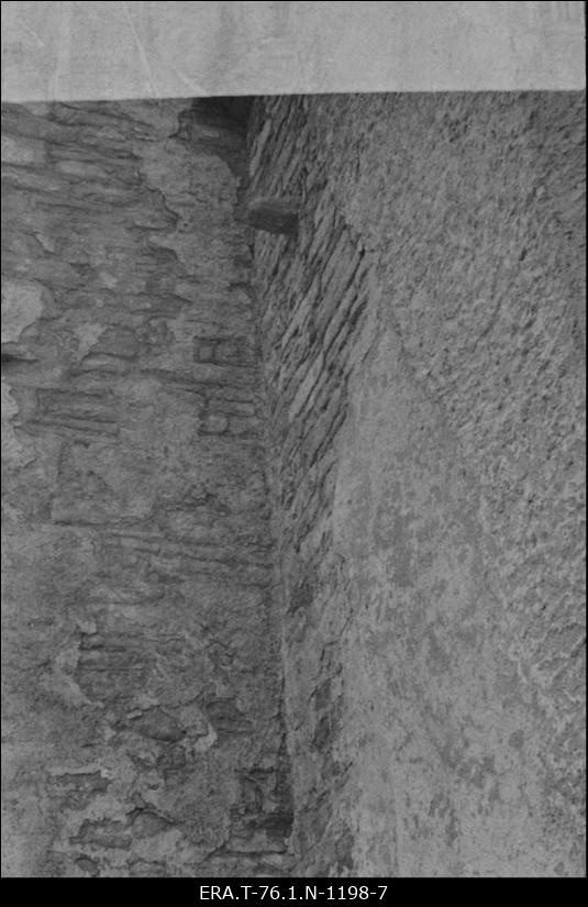 Muhu kirik. Veesüliti koori lõunaseinas.