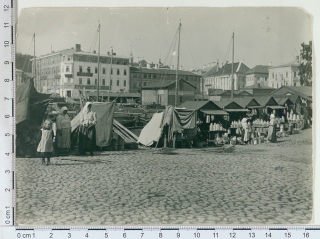 Tartu, blanket - and wooden shelves sales place in 1912