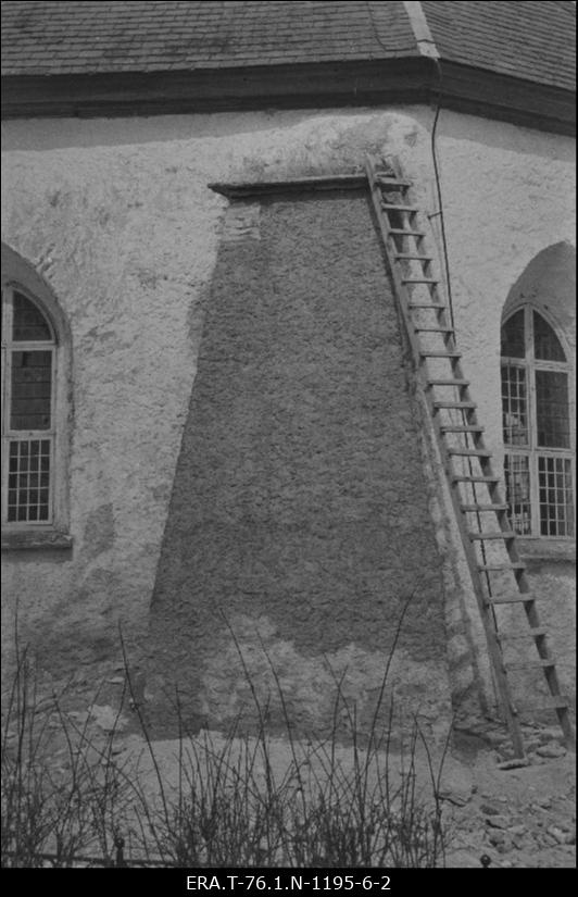 Keila kirik. Lõunaseina ida poolt esimene tugipiilar pärast taastamist.