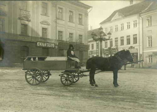 Milk transport on Tartu Raekoja Square