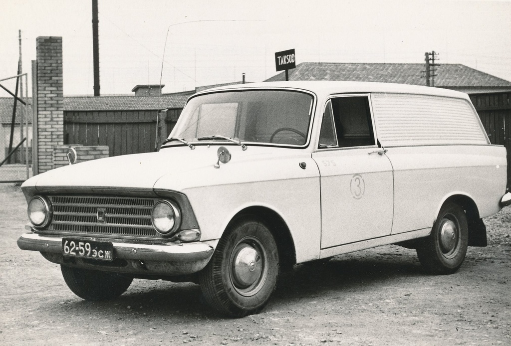 Foto.  Väike furgoonauto kaubaveoks. Moskvitš 412