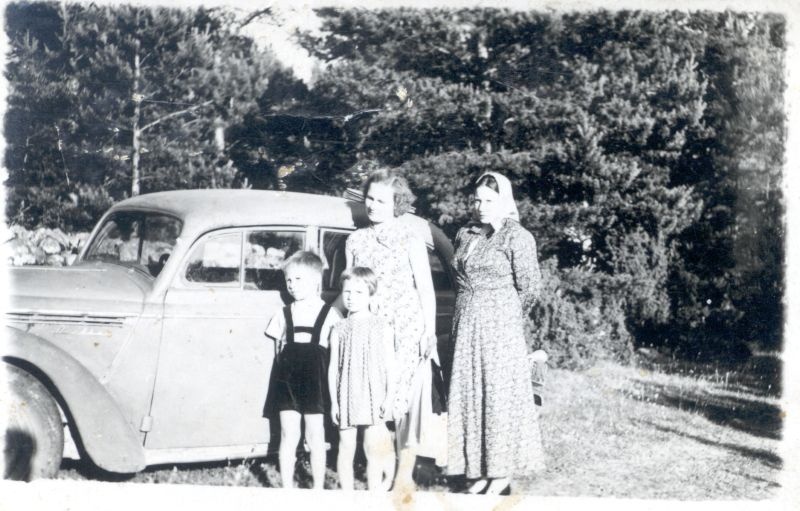 Foto, lapsed ja naised sõiduauto *Moskvitš* juures