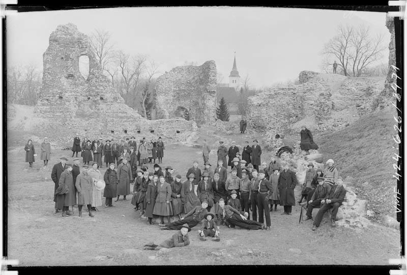 fotonegatiiv, Viljandi lossimäed, Kaevumägi, noorsepad, grupp, u 1925, foto J. Riet