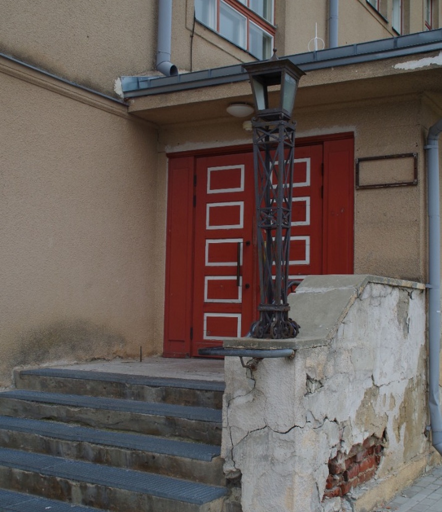 German-school-lamp Rakvere - Rakvere saksa eragümnaasiumi hoone, old lamp at the entrance rephoto