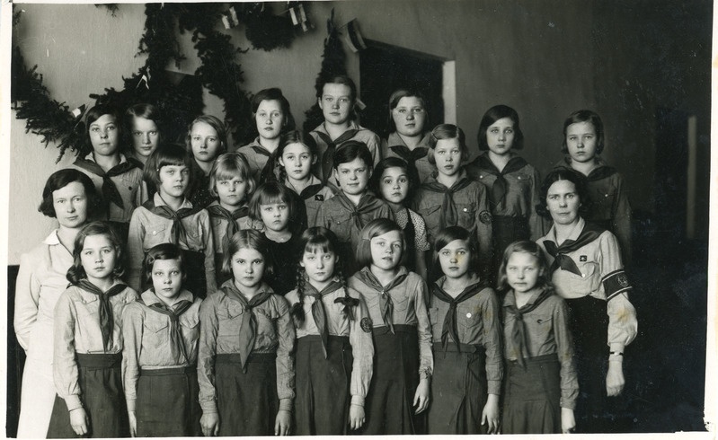 Kodutütred ja nende juhendajad Liisa Langovits ja Ellinor Peep u 1935.a.