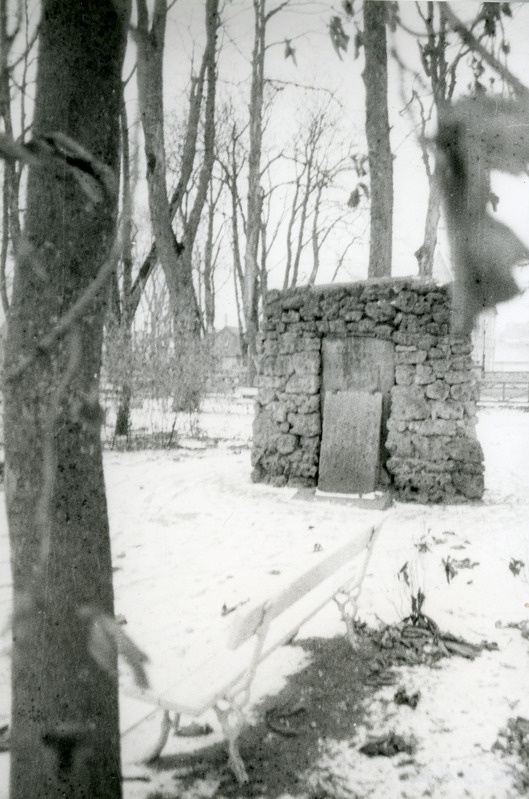 Mälestusmärk Kuressaare Lossipargis endise kalmistu kohal