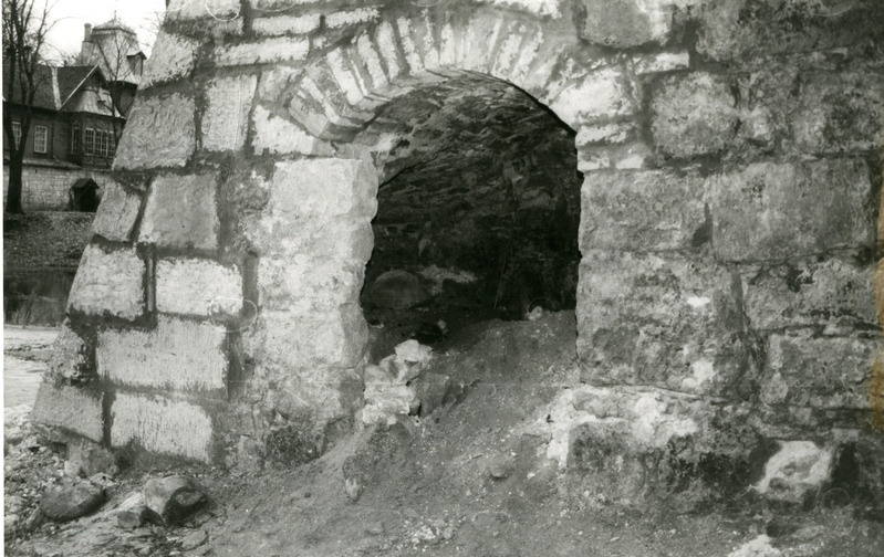 Kuressaare kindlus: võlvkaarega ava Põhjabastioni loodeseinas