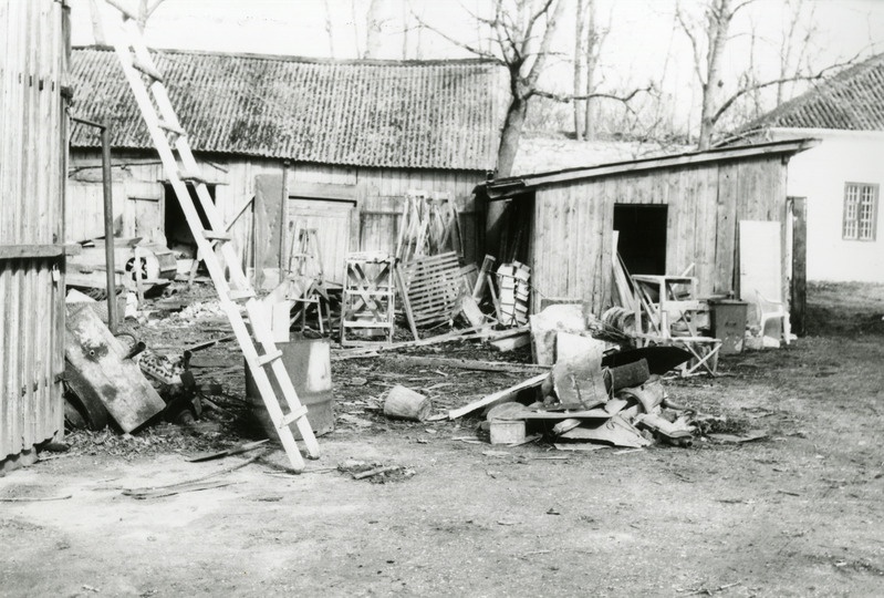 Kuurid Lossihoovis muuseumi kantselei taga