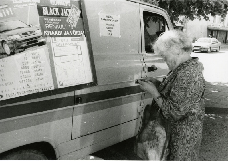 Loteriipileti ostmine kaubamaja juures seisvast autost