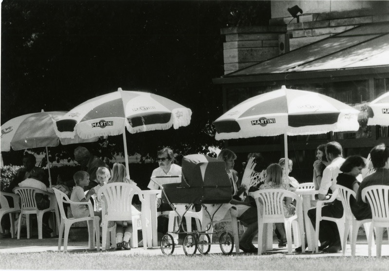 Tänavakohvik endise autahvli juures