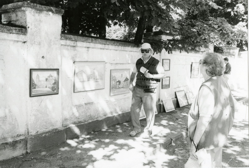 Ain Varese maalide näitusmüük kiviaial Vabadussõjas monumendi juures