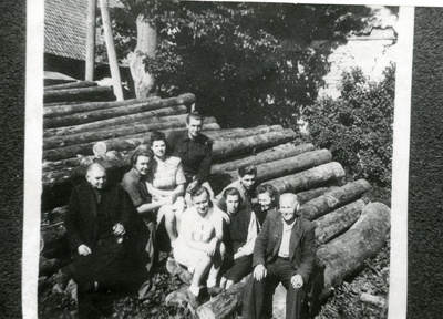 Kuressaare remontkontori töötajad turuhoone taga asunud saeveskis  similar photo