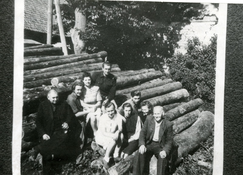 Kuressaare remontkontori töötajad turuhoone taga asunud saeveskis