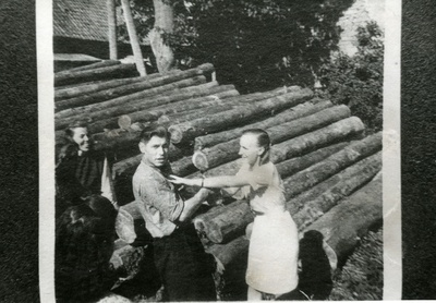 Kuressaare remontkontori juhataja Vassili Mägi(keskel) turuhoone taga asunud saeveskis  similar photo