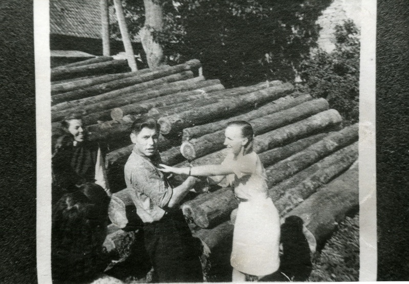 Kuressaare remontkontori juhataja Vassili Mägi(keskel) turuhoone taga asunud saeveskis