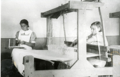 Karja Kodumajanduskooli õpilased kangakudumist õppimas  similar photo