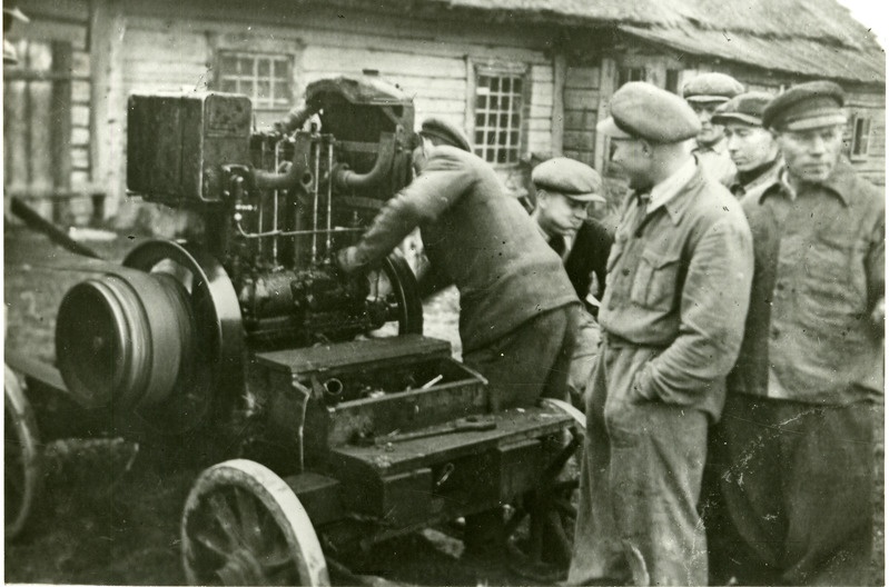 ETKVL Tööstuskombinaadi abimajandi viljapeksumasin Padura talu õues